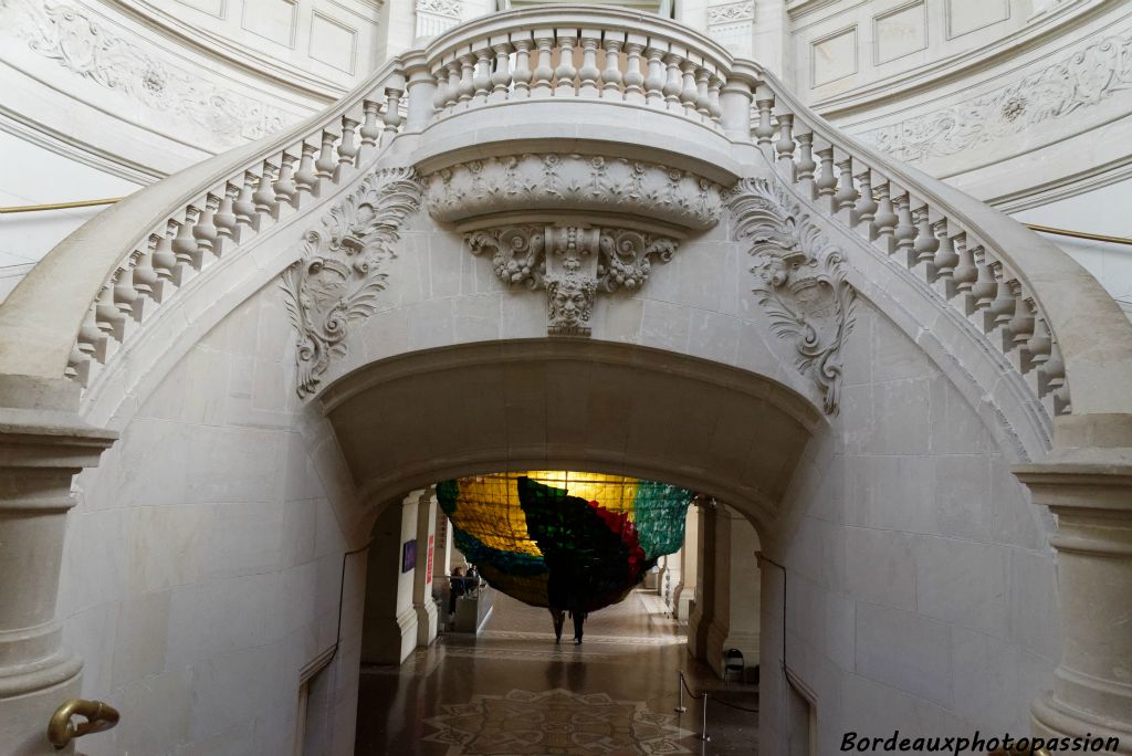 Escalier éclectique donnat sur le hall d'entrée.